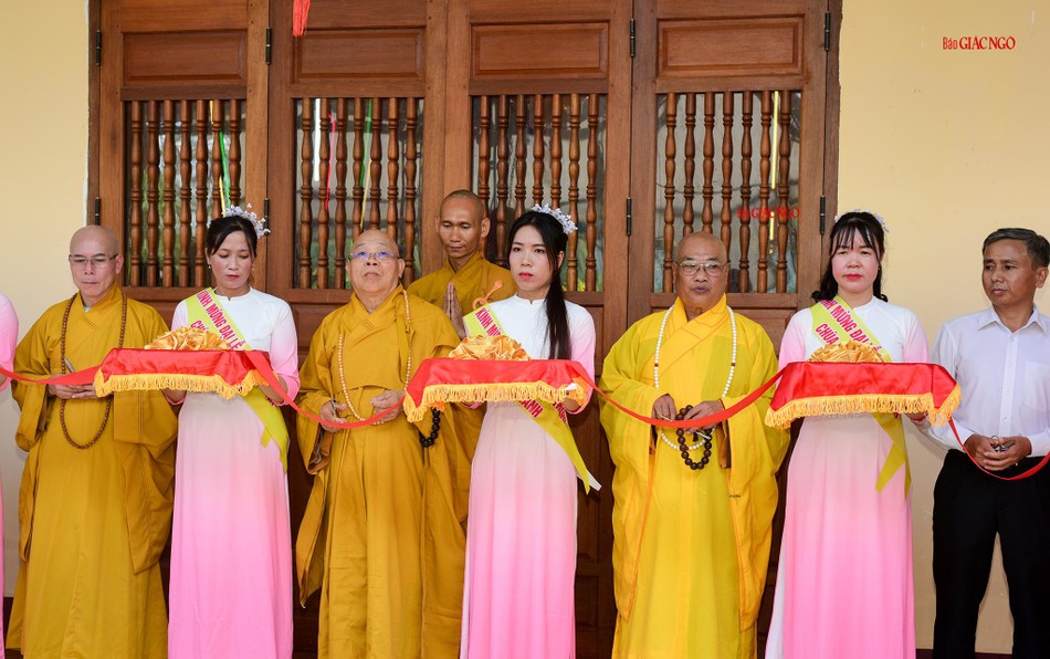 Cắt băng khánh thành ngôi chánh điện chùa Hưng Khánh Cắt băng khánh thành ngôi chánh điện chùa Hưng Khánh