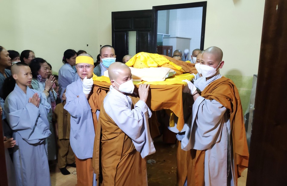 Cung thỉnh nhục thân Ni trưởng về Giác linh đường Cung thỉnh nhục thân Ni trưởng về Giác linh đường