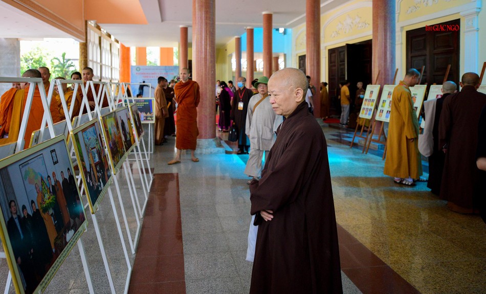 Ni sư Thích nữ Đàm Hương tham quan khu triển lãm ảnh Ni sư Thích nữ Đàm Hương tham quan khu triển lãm ảnh