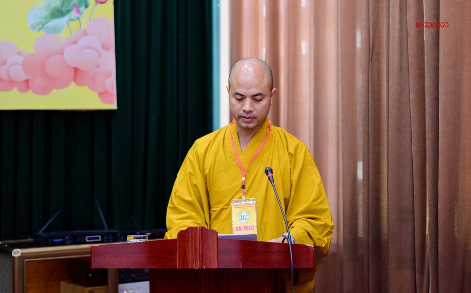 Đại đức Thích Nguyên Phong thay mặt Ban Thư ký thông qua kết quả phiên họp thứ nhất Đại đức Thích Nguyên Phong thay mặt Ban Thư ký thông qua kết quả phiên họp thứ nhất