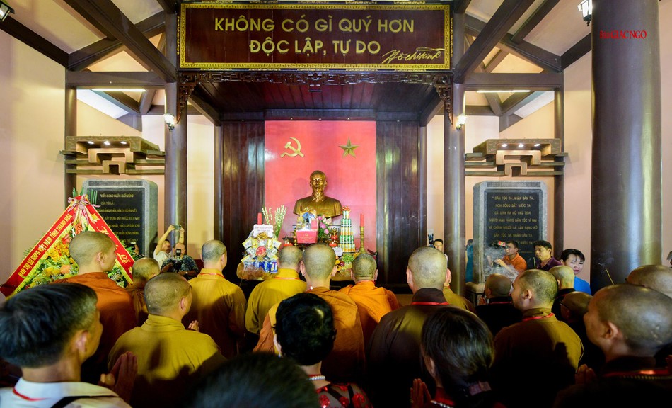 Tưởng nhớ công lao to lớn của Bác Hồ trong công cuộc dành lại độc lập dân tộc Tưởng nhớ công lao to lớn của Bác Hồ trong công cuộc dành lại độc lập dân tộc