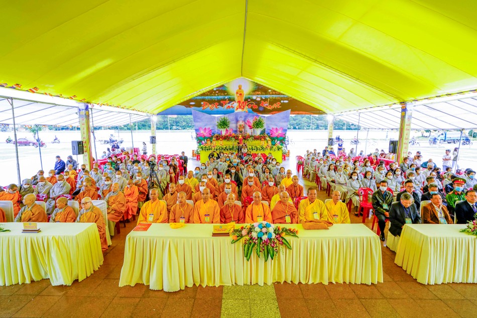 Đông đảo Tăng Ni, Phật tử về tham dự Đông đảo Tăng Ni, Phật tử về tham dự