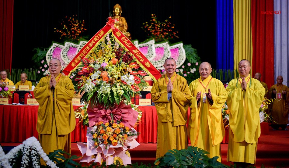 Hòa thượng Thích Thanh Nhiễu tặng hoa chúc mừng của Hội đồng Trị sự GHPGVN Hòa thượng Thích Thanh Nhiễu tặng hoa chúc mừng của Hội đồng Trị sự GHPGVN