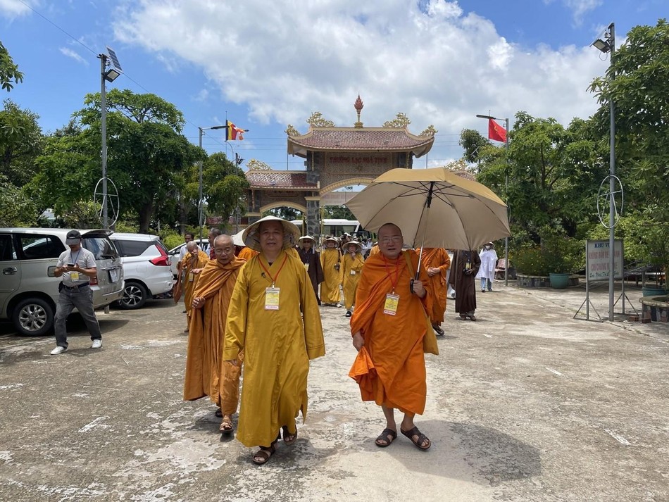 Thượng tọa Thích Thọ Lạc hướng dẫn các thành viên trong đoàn tham gia khảo sát tại Bà Rịa - Vũng Tàu - Ảnh: Thanh Thủy Thượng tọa Thích Thọ Lạc hướng dẫn các thành viên trong đoàn tham gia khảo sát tại Bà Rịa - Vũng Tàu - Ảnh: Thanh Thủy