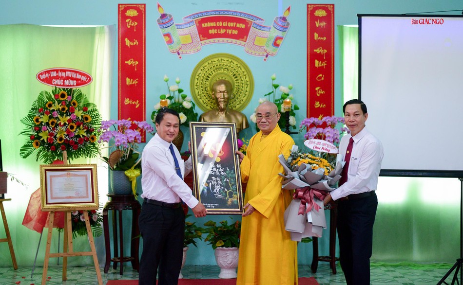 Chính quyền quận 7 tặng hoa chúc mừng Hòa thượng Thích Lãng Huỳnh Chính quyền quận 7 tặng hoa chúc mừng Hòa thượng Thích Lãng Huỳnh