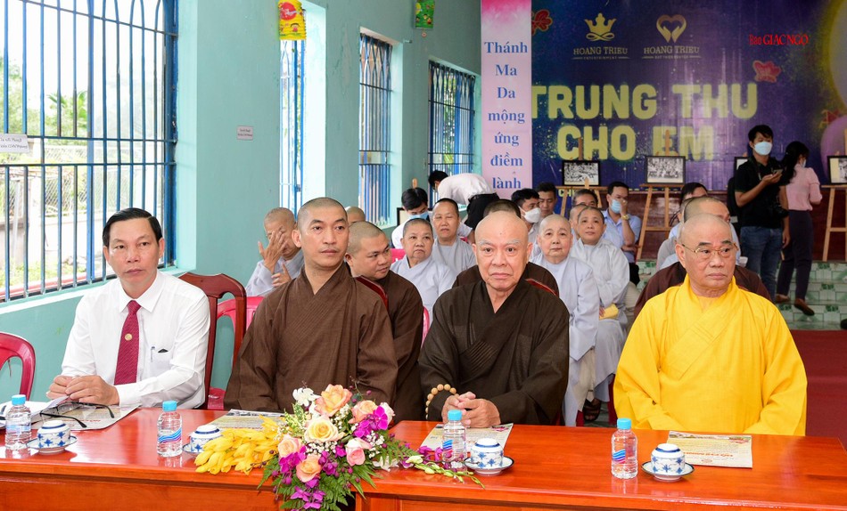 Chư tôn đức, đại diện chính quyền, Tăng Ni, Phật tử tham dự buổi lễ Chư tôn đức, đại diện chính quyền, Tăng Ni, Phật tử tham dự buổi lễ