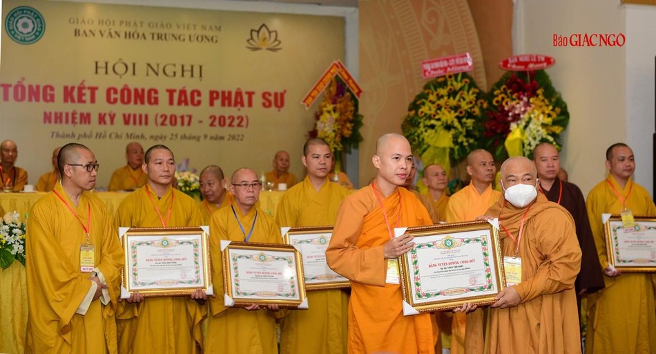 Hòa thượng Thích Giác Toàn trao bằng tuyên dương công đức đến cá nhân trong Ban Văn hóa Hòa thượng Thích Giác Toàn trao bằng tuyên dương công đức đến cá nhân trong Ban Văn hóa