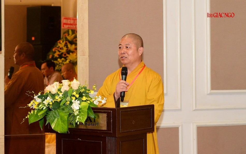Thượng tọa Thích Thọ Lạc phát biểu đề dẫn Thượng tọa Thích Thọ Lạc phát biểu đề dẫn