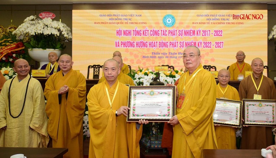Thượng tọa Thích Quang Thạnh nhận Bằng tuyên dương công đức của Trung ương Giáo hội