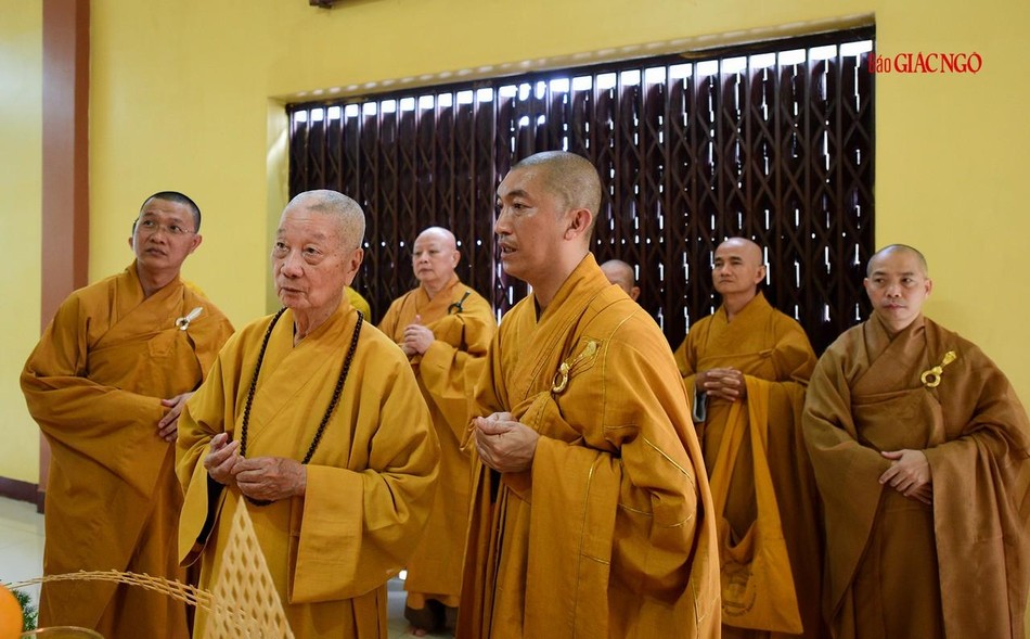 Thượng tọa Thích Hoằng Ninh giới thiệu về việc phụng thờ Tôn sư