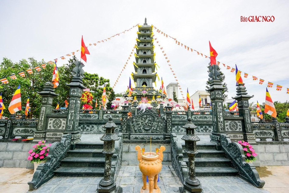 Bảo tháp Hòa thượng Thích Viên Giác tại Long Hoa cổ tự