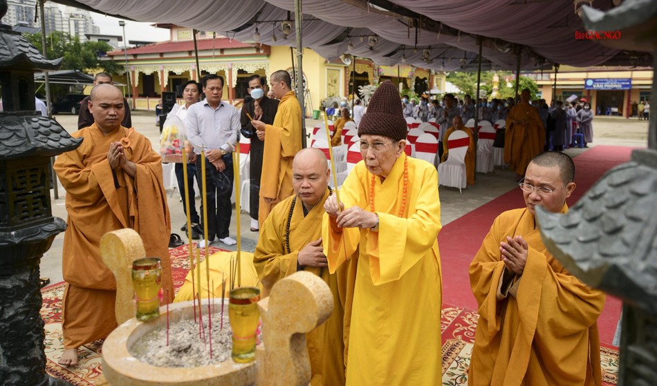 Hòa thượng Thích Đức Nghiệp niêm hương tưởng niệm Hòa thượng Thích Đức Nghiệp niêm hương tưởng niệm