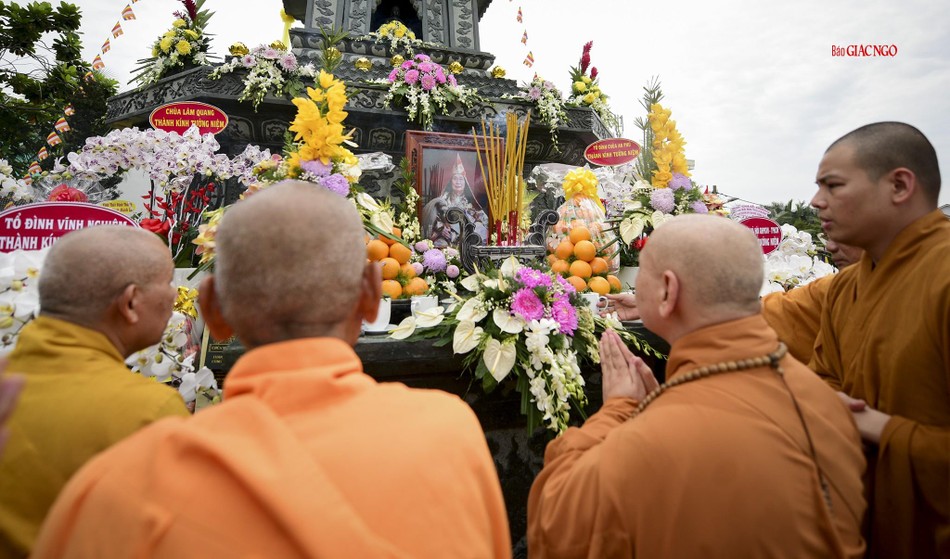 Kính cẩn trước di ảnh cố Trưởng lão Hòa thượng Thích Viên Giác Kính cẩn trước di ảnh cố Trưởng lão Hòa thượng Thích Viên Giác