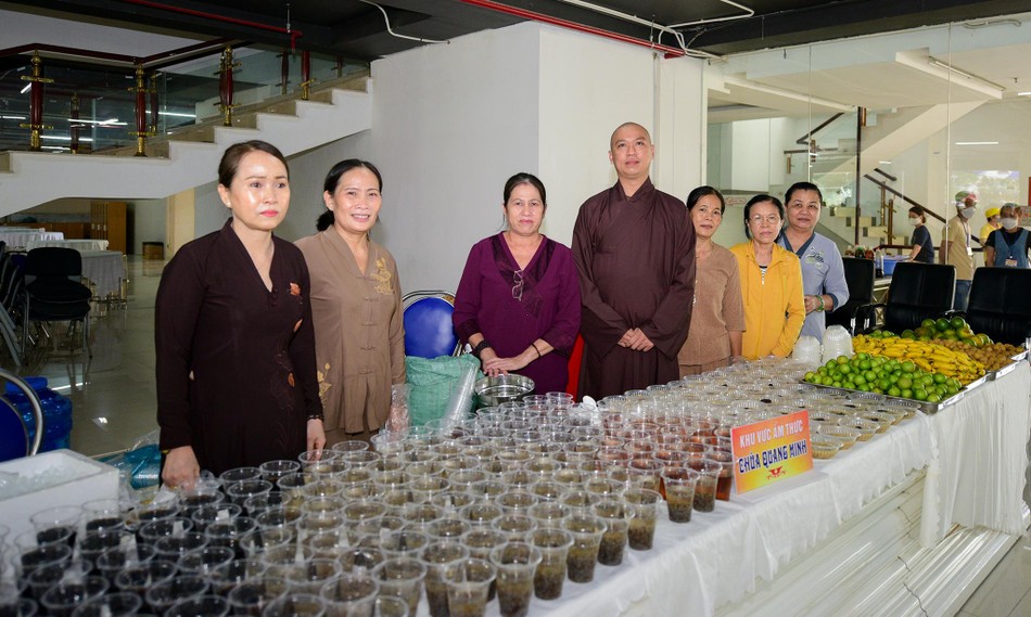 Có 5 gian hàng, với khoảng 23 món ăn, thức uống do chư Tăng, Phật tử chùa Quang Minh, chùa Long Hoa, chùa Tam Bửu thực hiện