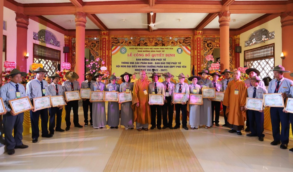 Tặng Bằng tuyên dương công đức đến huynh trưởng có thành tích xuất sắc trong công tác Phật sự Tặng Bằng tuyên dương công đức đến huynh trưởng có thành tích xuất sắc trong công tác Phật sự