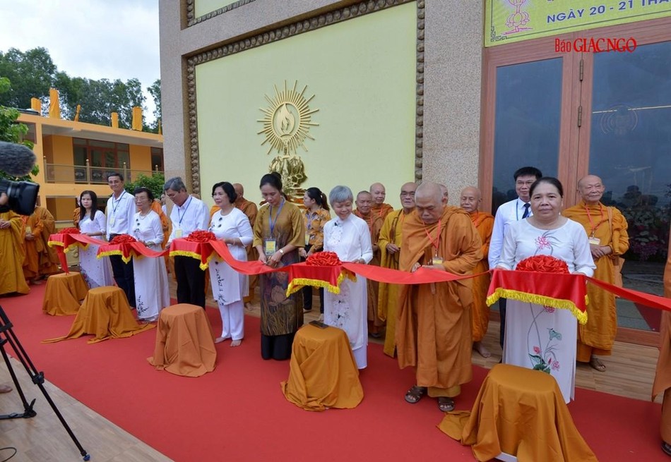 Quan khách tham dự cắt băng khánh thành