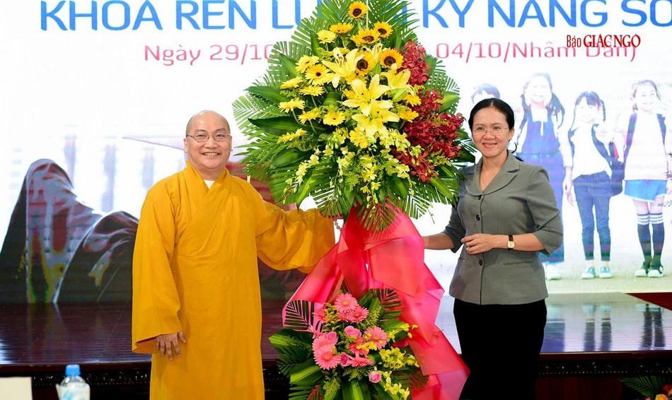 Rất nhiều lẵng hoa chúc mừng của chính quyền, Hội Khoa học Tâm lý Giáo dục, các nhà tài trợ