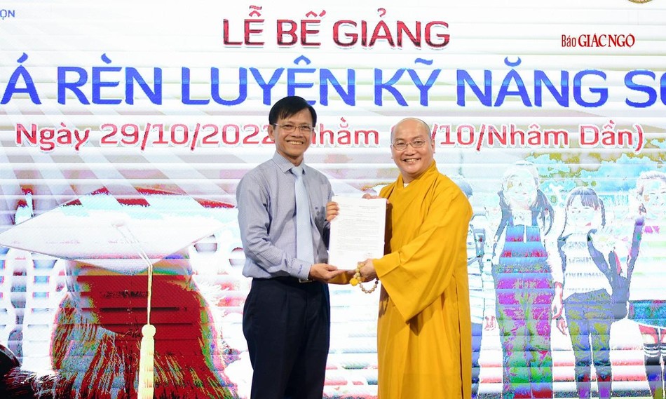 Phó Giáo sư - Tiến sĩ Đinh Phương Duy trao quyết định công nhận chương trình “Đào tạo kỹ năng sống” của Hội Khoa học - Tâm lý Giáo dục TP.HCM đến Thượng tọa Thích Phước Tiến
