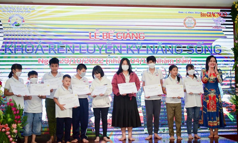 Các học viên nhận giấy chứng nhận