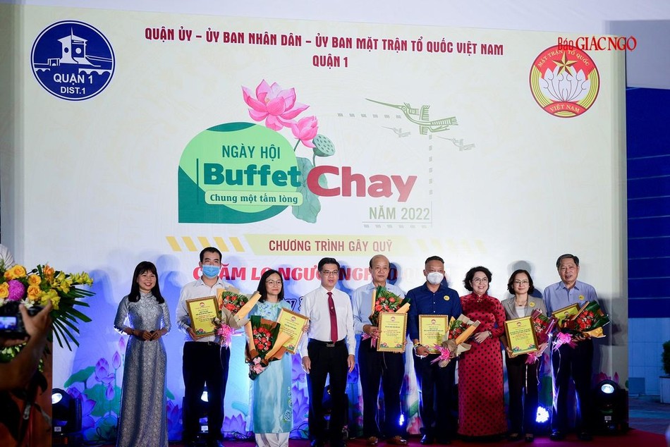 Trao tặng Bằng khen đến các đơn vị ủng hộ chương trình Trao tặng Bằng khen đến các đơn vị ủng hộ chương trình