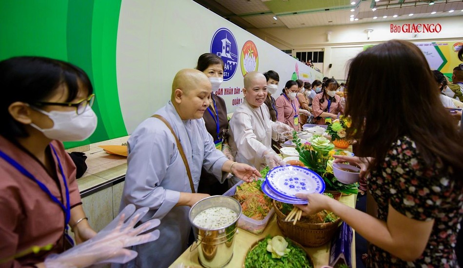 Chư Ni phục vụ thức ăn đến khách tham dự Chư Ni phục vụ thức ăn đến khách tham dự