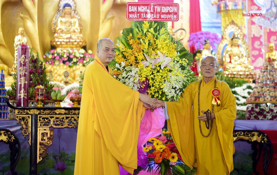Thượng tọa Thích Truyền Cường nhận hoa chúc mừng của Ban Nghi lễ Trung ương Thượng tọa Thích Truyền Cường nhận hoa chúc mừng của Ban Nghi lễ Trung ương