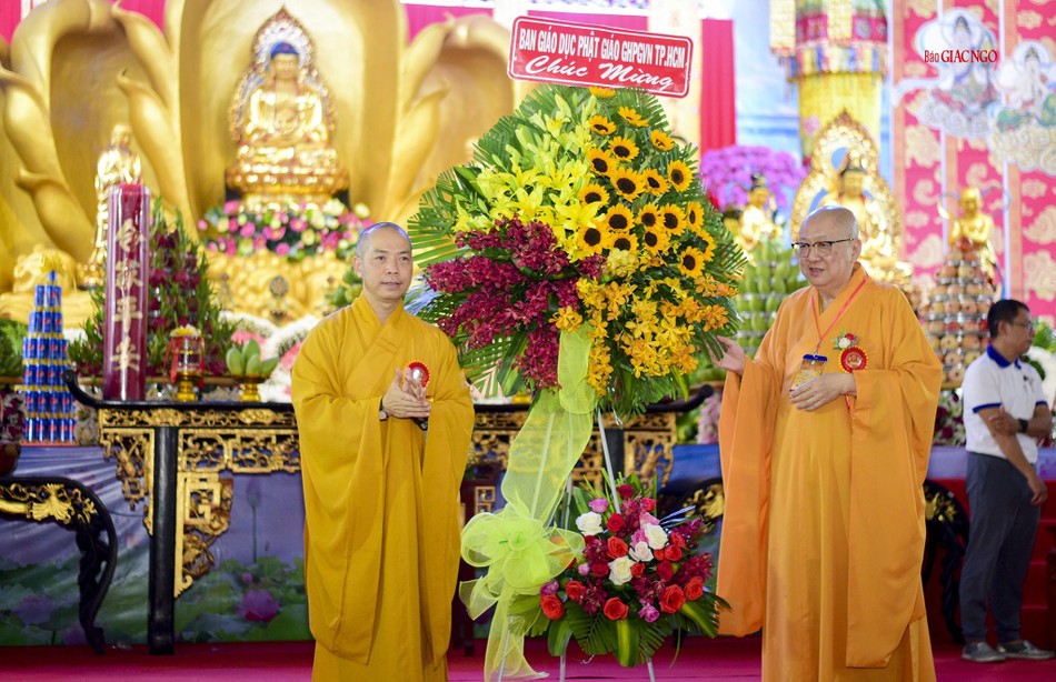 Thượng tọa Thích Quang Thạnh tặng lẵng hoa của Ban Giáo dục Phật giáo TP.HCM Thượng tọa Thích Quang Thạnh tặng lẵng hoa của Ban Giáo dục Phật giáo TP.HCM