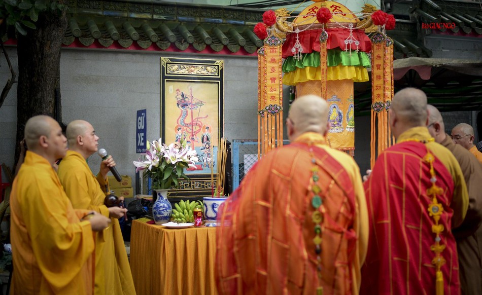 Thực hiện nghi thức khai đàn Pháp hội Vạn Nhân Duyên