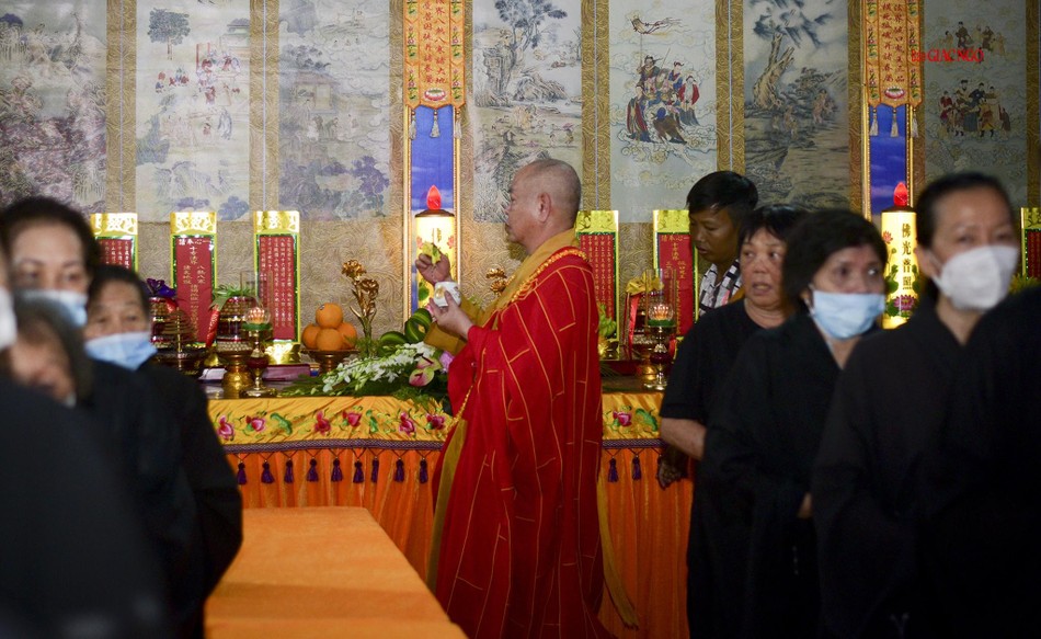 Sái tịnh, khai đàn trì tụng kinh