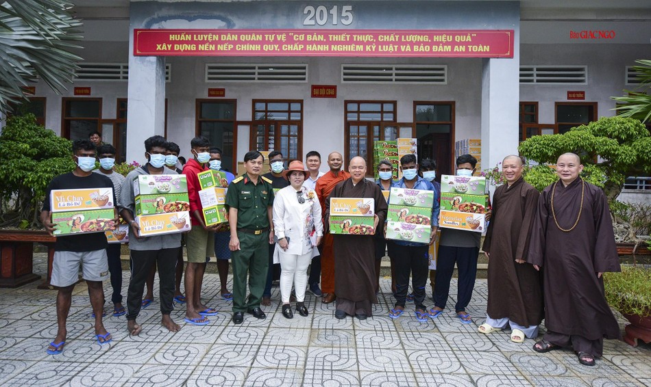 Trao tặng các phần quà tại trụ sở Đại đội công binh C46 (xã Lộc An, huyện Đất Đỏ)