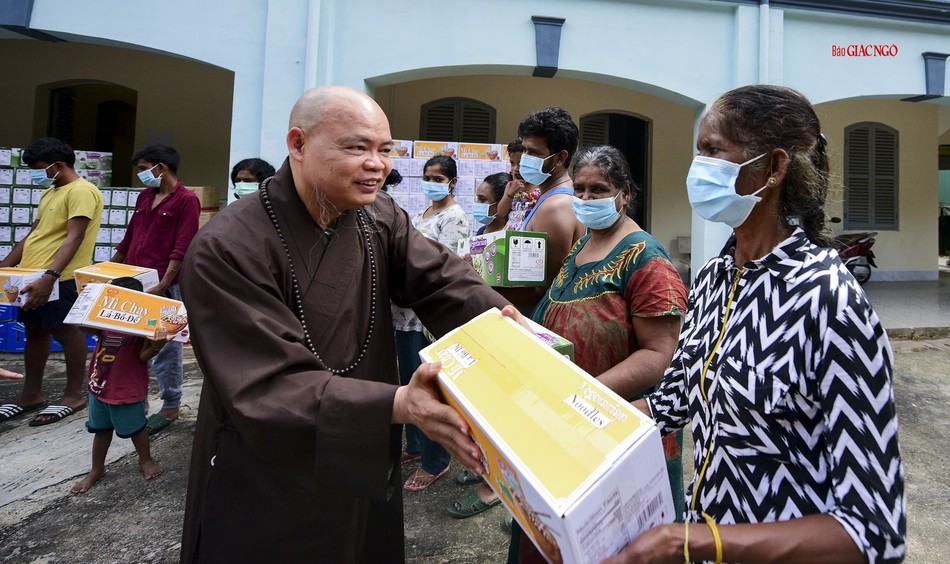 Thượng tọa Thích Thanh Phong trao quà đến 1 trong 25 người phụ nữ Sri Lanka đang lưu trú tại Bộ Chỉ huy bộ đội biên phòng tỉnh Bà Rịa - Vũng Tàu