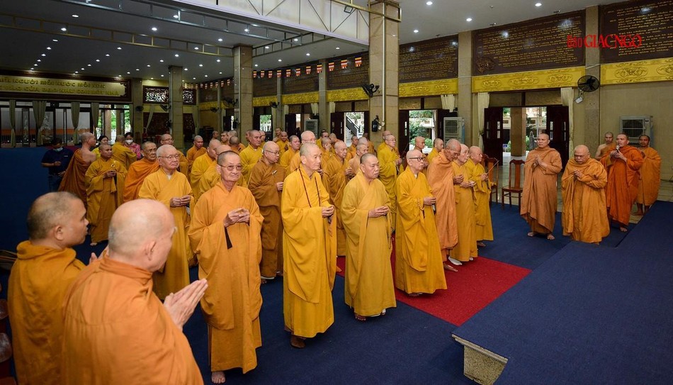 Chư tôn đức dâng hương tưởng niệm