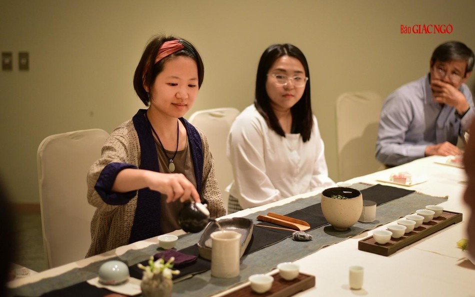 Chu Lạc Nguyên xem việc uống trà giúp cô an tĩnh hơn trong công việc cũng như cuộc sống Chu Lạc Nguyên xem việc uống trà giúp cô an tĩnh hơn trong công việc cũng như cuộc sống