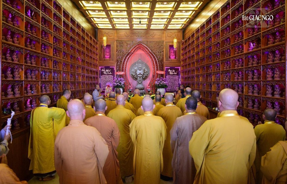 Lễ sái tịnh tôn tượng Bồ-tát thiên thủ thiên nhãn Lễ sái tịnh tôn tượng Bồ-tát thiên thủ thiên nhãn