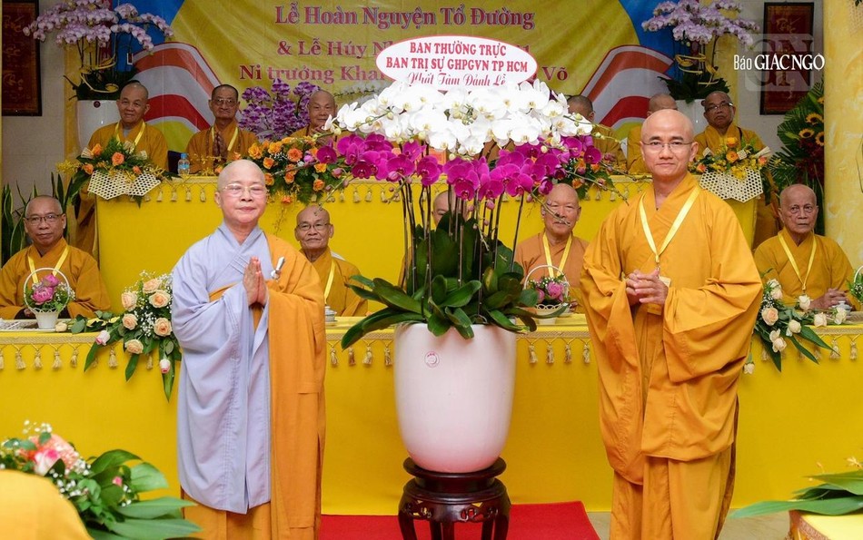 Lẵng hoa chúc mừng của Ban Thường trực Ban Trị sự GHPGVN TP.HCM Lẵng hoa chúc mừng của Ban Thường trực Ban Trị sự GHPGVN TP.HCM