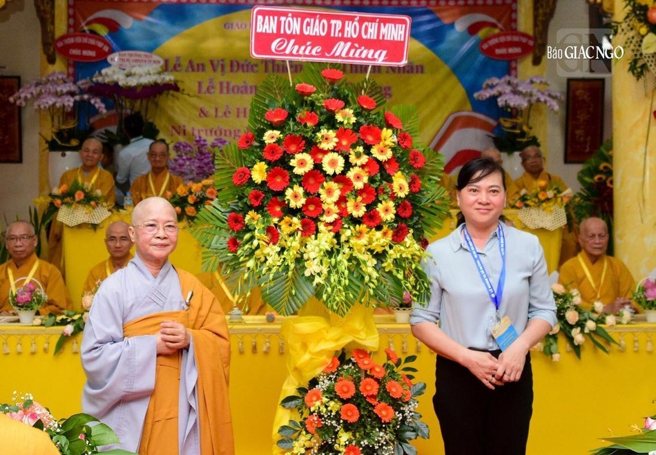 Rất nhiều lẵng hoa chúc mừng của Ban Tôn giáo, Ban Dân vận Thành ủy, Ủy ban MTTQVN, Hội Liên hiệp Phụ nữ TP.HCM, các tự viện, doanh nghiệp, Phật tử Rất nhiều lẵng hoa chúc mừng của Ban Tôn giáo, Ban Dân vận Thành ủy, Ủy ban MTTQVN, Hội Liên hiệp Phụ nữ TP.HCM, các tự viện, doanh nghiệp, Phật tử