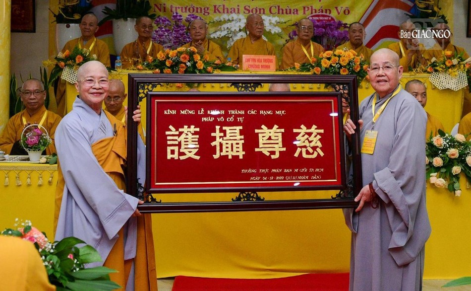 Ni trưởng Thích nữ Từ Nhẫn, Trưởng Phân ban Ni giới TP.HCM tặng quà lưu niệm Ni trưởng Thích nữ Từ Nhẫn, Trưởng Phân ban Ni giới TP.HCM tặng quà lưu niệm