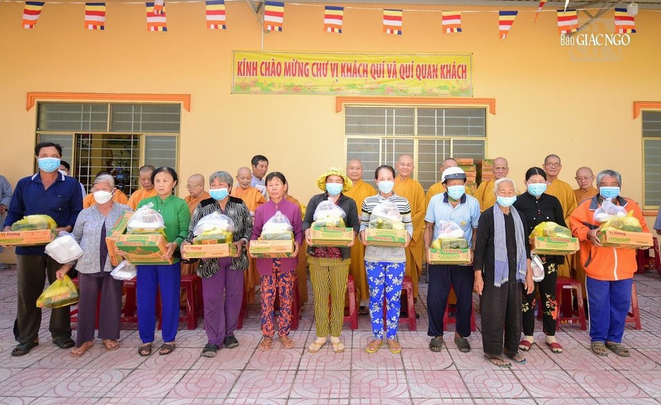 Trao tặng 55 phần quà đến người dân vùng biên giới có hoàn cảnh khó khăn trên địa bàn