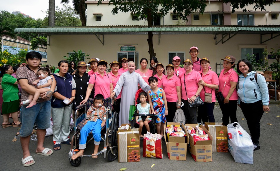 Trao tặng hơn 50 phần quà đến các em thiếu nhi tại bệnh viện Nhi Đồng 2