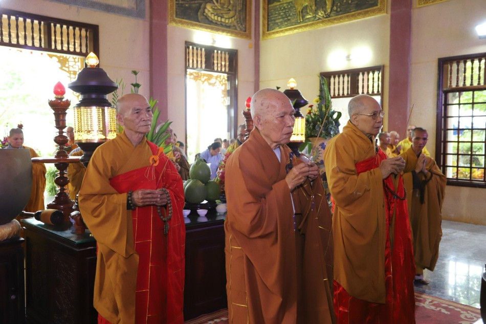 Chư tôn đức dâng hương lễ Tổ Chư tôn đức dâng hương lễ Tổ