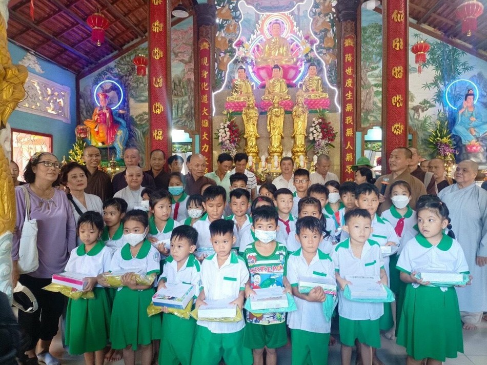 Trao học bổng đến các em học sinh Trao học bổng đến các em học sinh