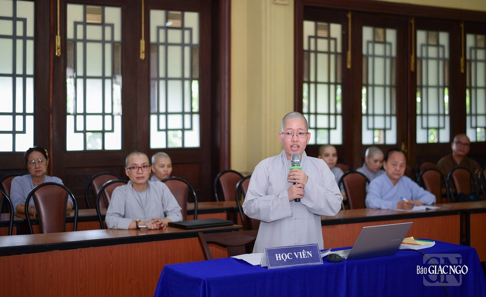 Học viên Thích nữ An An trình bày luận văn "Sự hình thành và phát triển tông Thiên Thai giáo quán ở tỉnh Long An" trước hội đồng Học viên Thích nữ An An trình bày luận văn "Sự hình thành và phát triển tông Thiên Thai giáo quán ở tỉnh Long An" trước hội đồng
