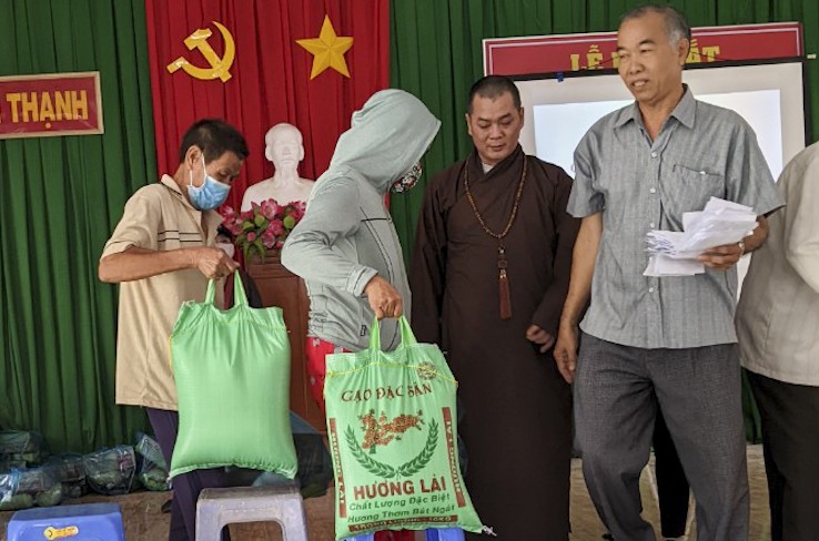 Hơn 100 phần quà được gửi đến người dân xã Vĩnh Thạnh, huyện Lấp Vò, tỉnh Đồng Tháp