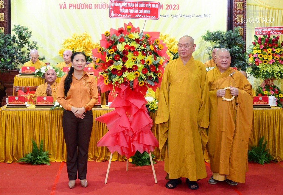 Rất nhiều lẵng hoa chúc mừng của Ban Dân vận, Ủy ban MTTQVN TP.HCM; chính quyền quận 8 Rất nhiều lẵng hoa chúc mừng của Ban Dân vận, Ủy ban MTTQVN TP.HCM; chính quyền quận 8