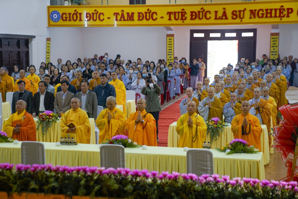 Chư tôn đức cử hành nghi thức niệm Phật Chư tôn đức cử hành nghi thức niệm Phật