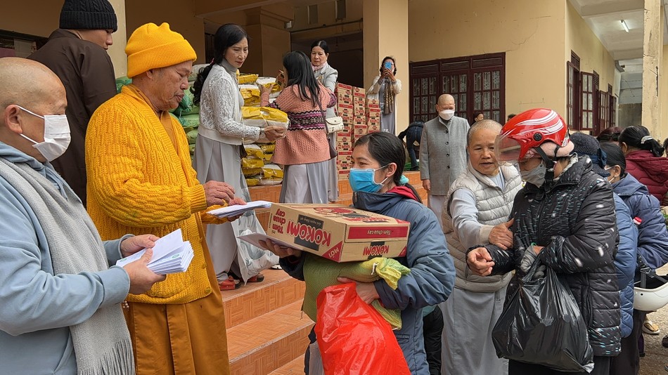 Trao quà từ thiện đến bà con khó khăn Trao quà từ thiện đến bà con khó khăn
