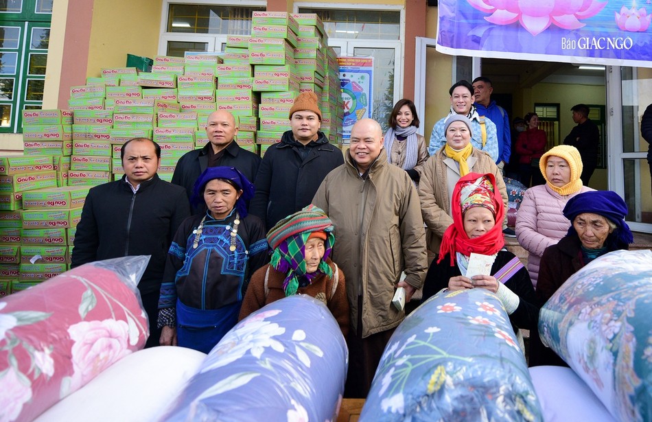 Trao tặng 500 phần quà đến người dân Y Tý, Lào Cai