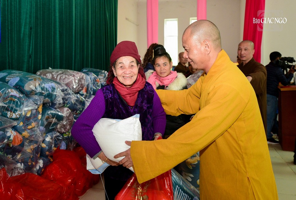 Nụ cười vui mừng của người nhận quà