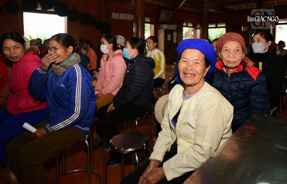 Người dân vui mừng chờ đợi nhận quà