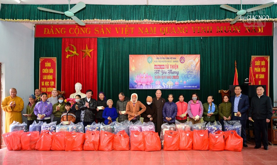 Hơn 500 phần quà được trao đến người dân tỉnh Hòa Bình